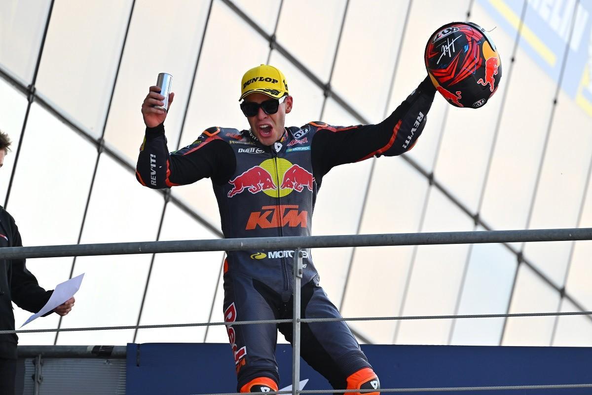 Augusto Fernández celebrando en el TT de Assen