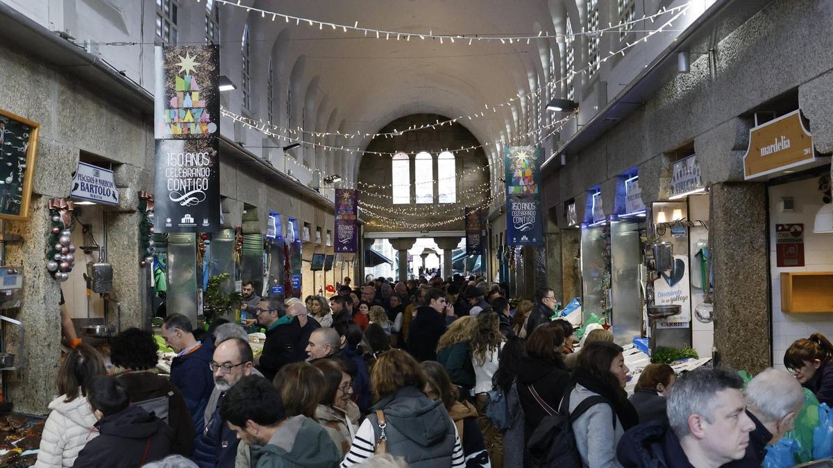 Lleno durante la jornada de este sábado, víspera de Nochebuena, en una de las naves de la Praza de Abastos