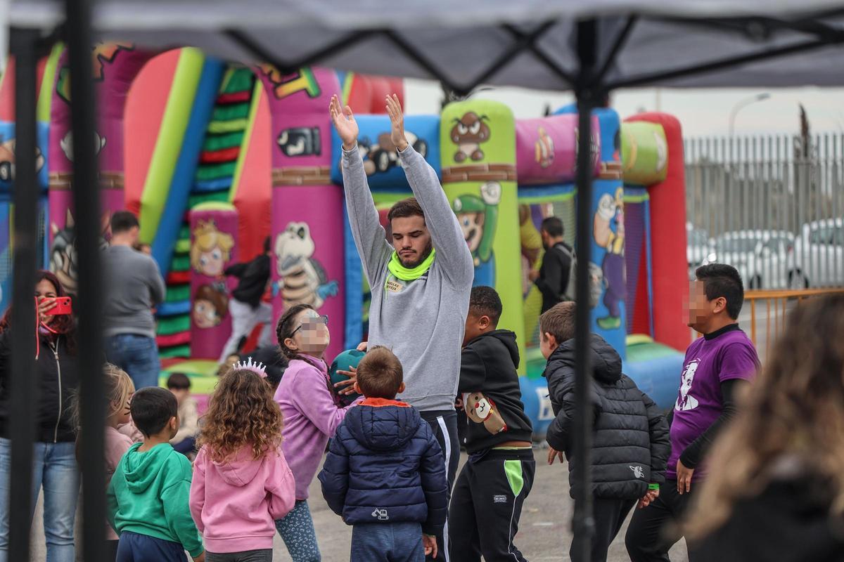 Zona de hinchables y juegos infantiles en el recinto de mercados Zona de hinchables y juegos infantiles en el recinto de mercados
