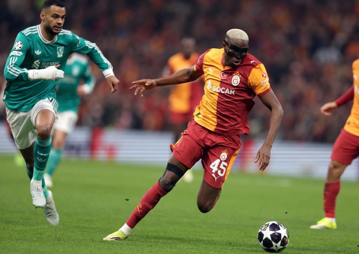 Osimhen durante el partido entre Liverpool y Galatasaray en los octavos de final de la Champions League
