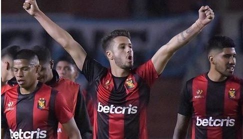 Jugadores de Melgar celebran un tanto.