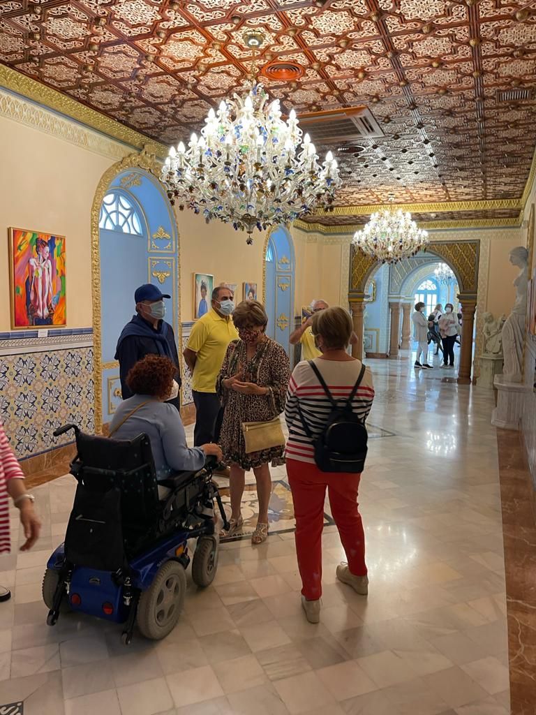 La artista charla con unos visitantes en el marco incomparable del Palacio Sorzano de Tejada de Orihuela