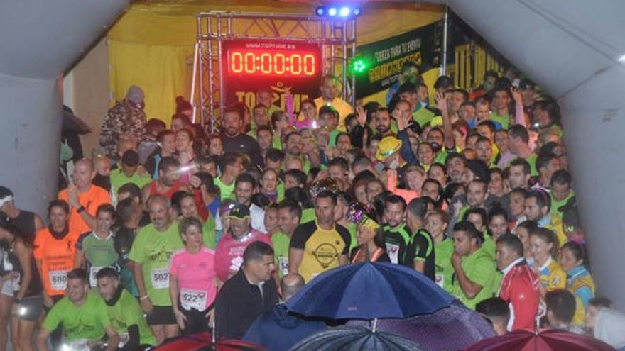 Los participantes de la II Run Together de Telde esperan en el punto de salida de la carrera.