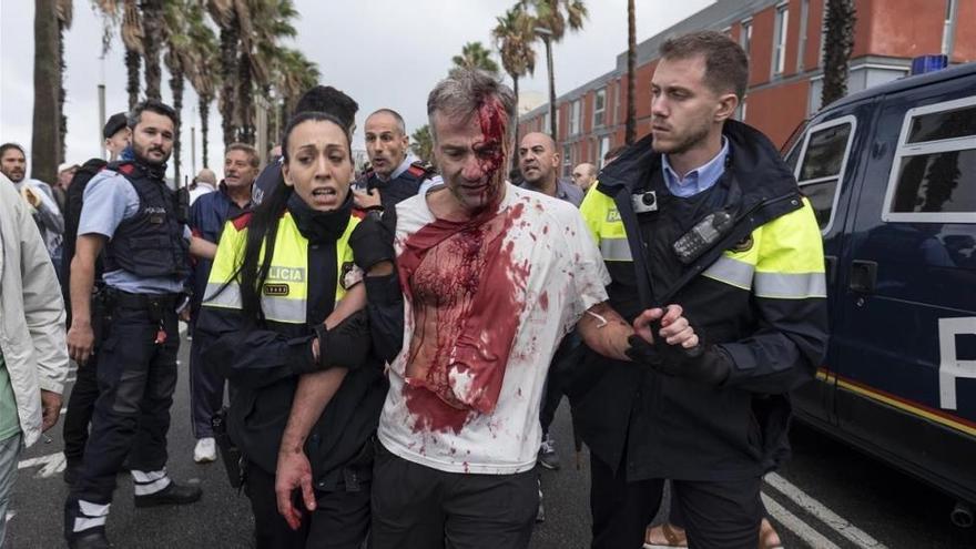 El juez imputa a dos policías nacionales por las cargas del 1-O