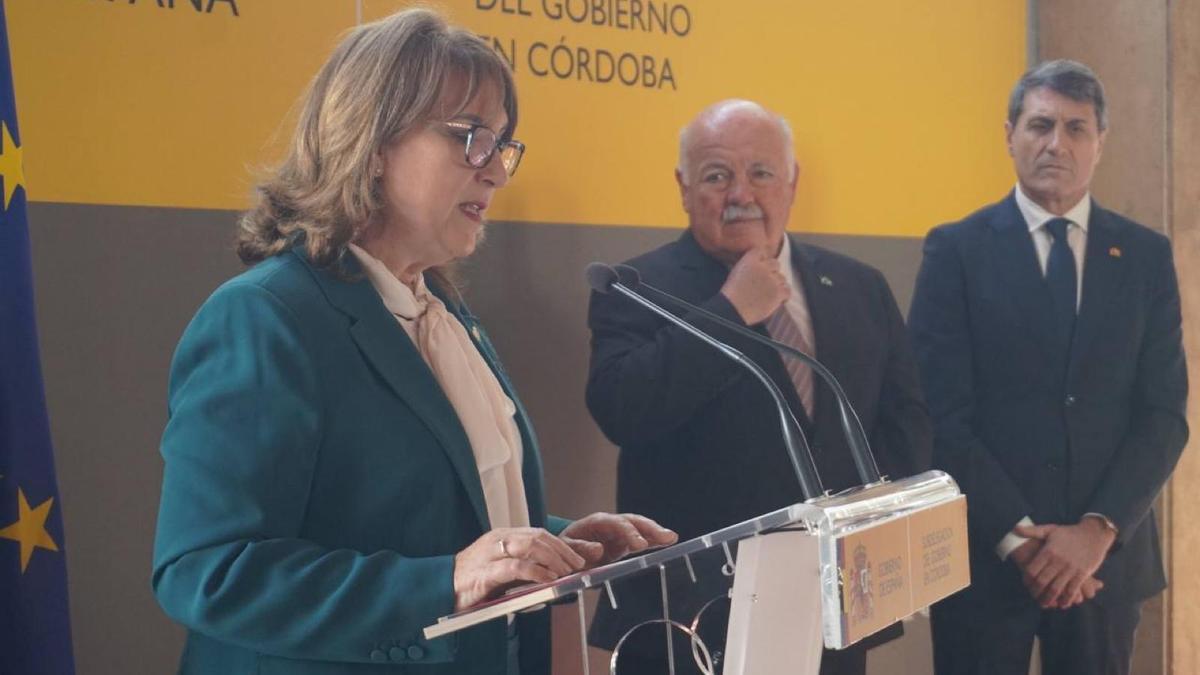 Ana López, subdelegada del Gobierno; el presidente del Parlamento andaluz, Jesús Aguirre, y delegado del Gobierno en Andalucía, Pedro Fernández.