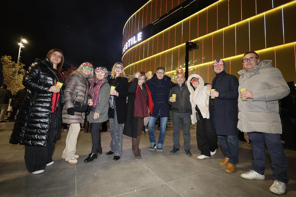 Galería de imágenes: Tardeo en la plaza del Estadio de la Cerámica de Vila-real