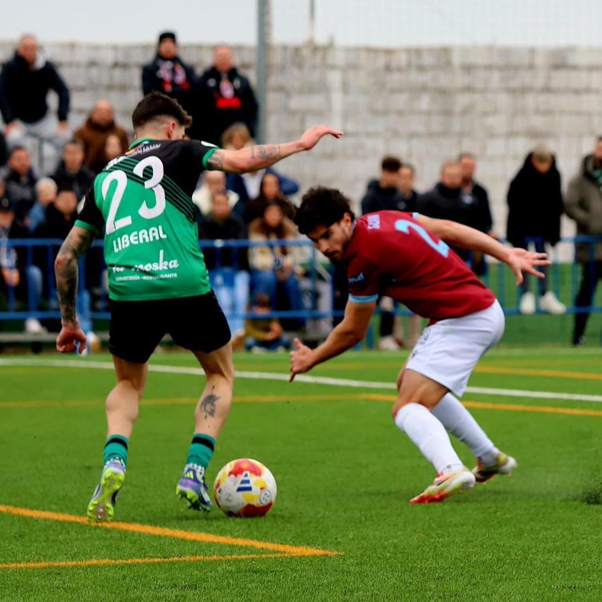 Liberal encara a Álex Galán en el duelo ante el Badajoz del domingo.