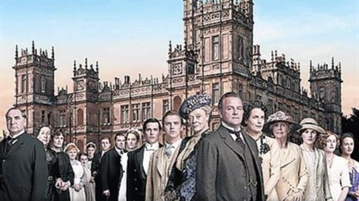 Majestuosa imagen del castillo de Highclere, donde se rueda 'Downton Abbey'. A la derecha, imagen promocional de la serie y un detalle del interior de la aristocrática mansión.