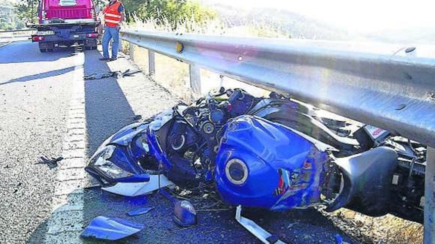 Un motorista fallece al chocar  contra un guardarraíl en Pontevedra