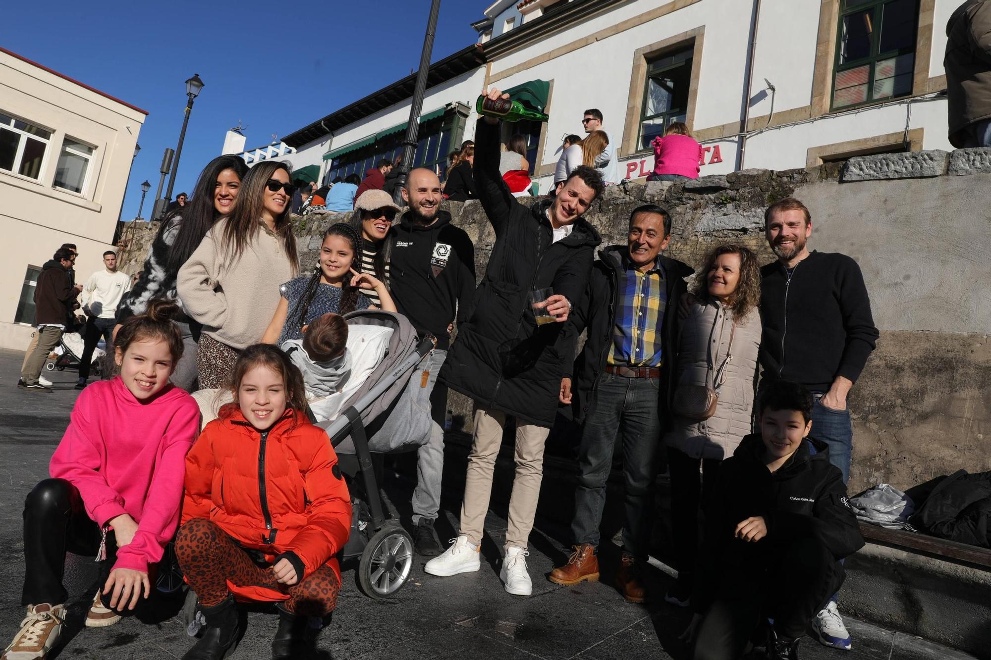 En imágenes: Gijón, lleno hasta la bandera para el vermú de Nochebuena