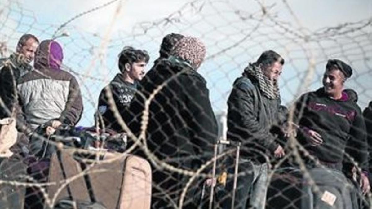 Cola en Rafá para cruzar la frontera entre Gaza y Egipto, ayer.