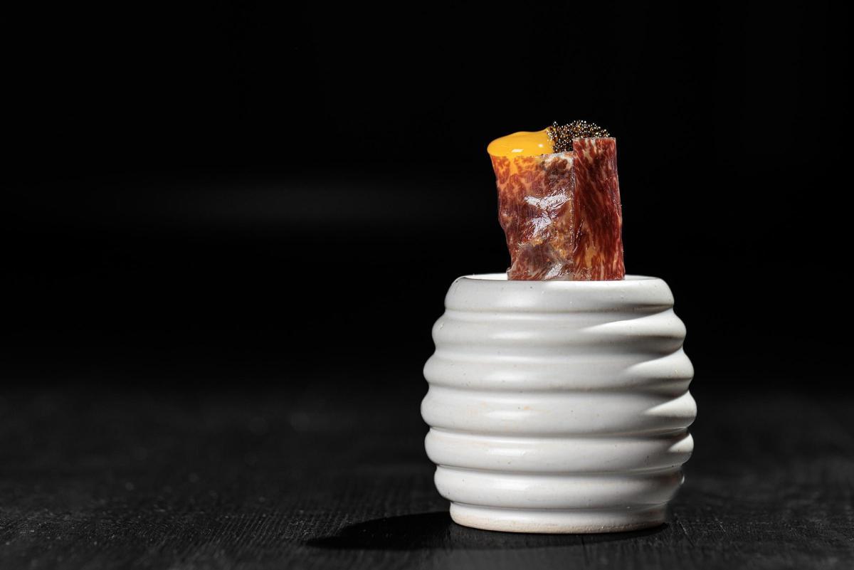 Gunkan Croquette. Croqueta de chipotles ahumados, cecina de wagyu, yema curada, tobiko negro.