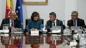 Carmen Calvo e Iván Redondo durante la reunión de la Comisión General de Secretarios de Estado y Subsecretarios, este lunes en el palacio de la Moncloa. 