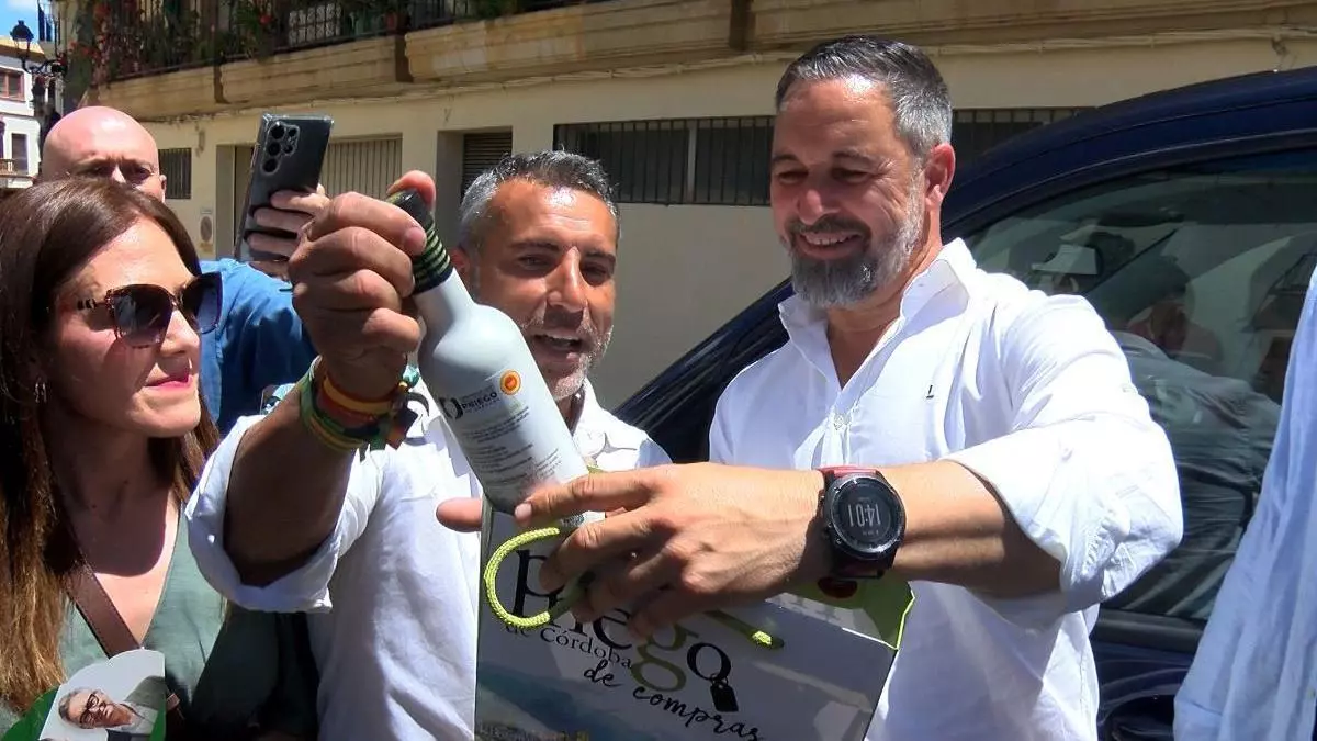 Santiago Abascal ataca en Priego a Juanma Moreno por apoyar la regularización de inmigrantes