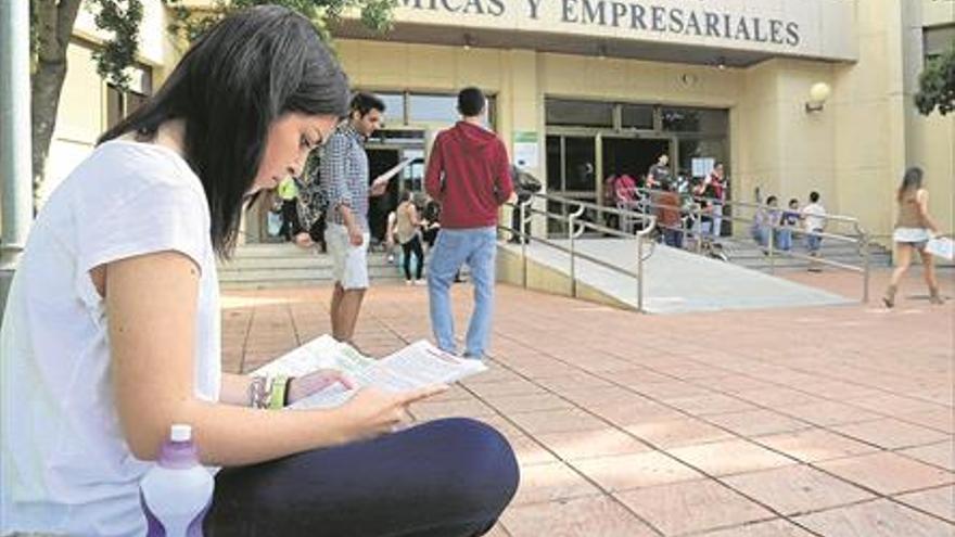 Ocho de cada diez grados de la Uex no cubren sus vacantes