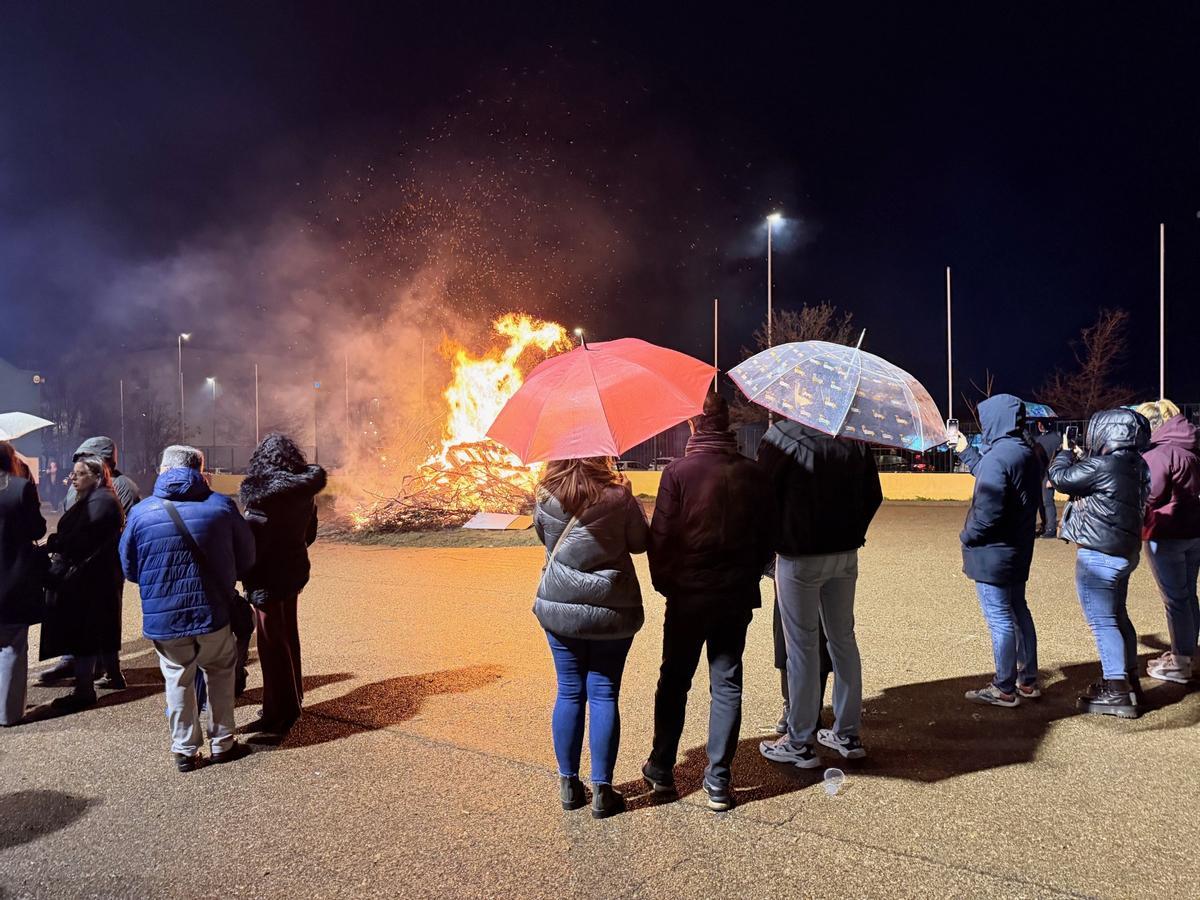Algunos vecinos desafiando a la lluvia en la candela.