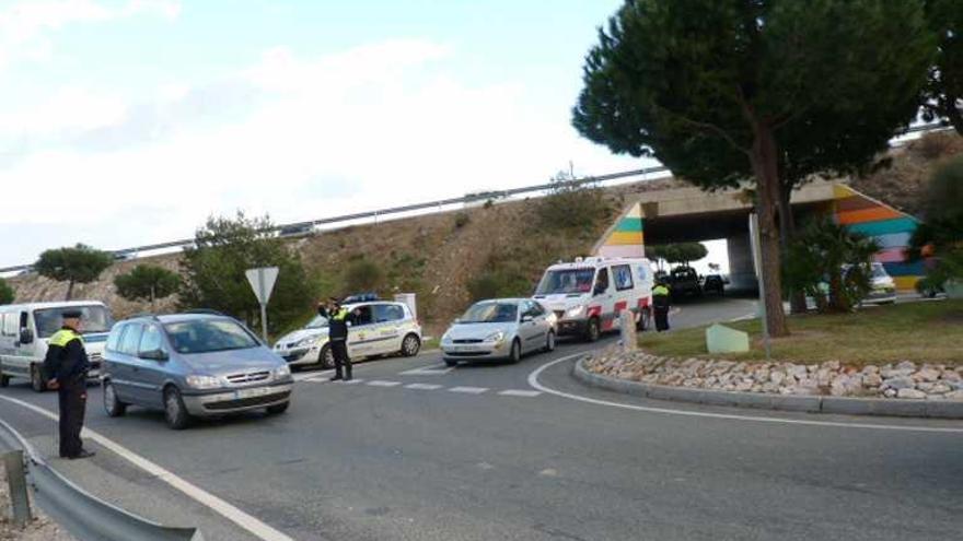 Agentes de la Policía Local regulan el tráfico en la rotonda de acceso a Arroyo de la Miel.