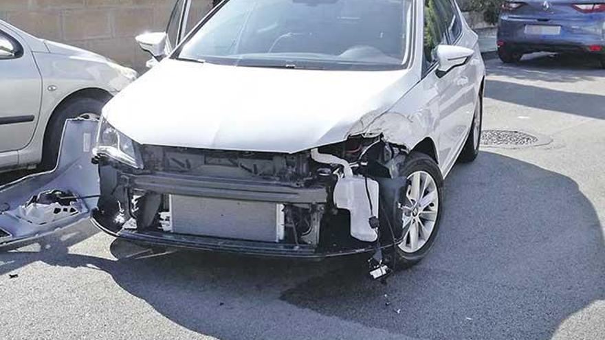 El coche accidentado quedó en mitad de la calle interrumpiendo el tráfico.