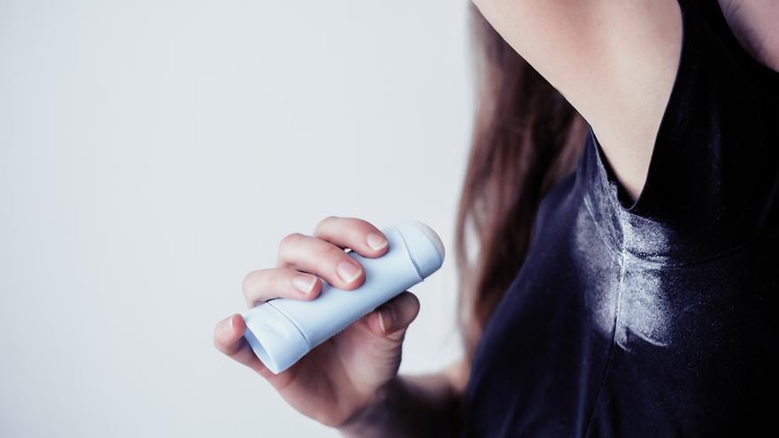 Los trucos para eliminar de las manchas acartonadas de desodorante de las axilas de tu ropa