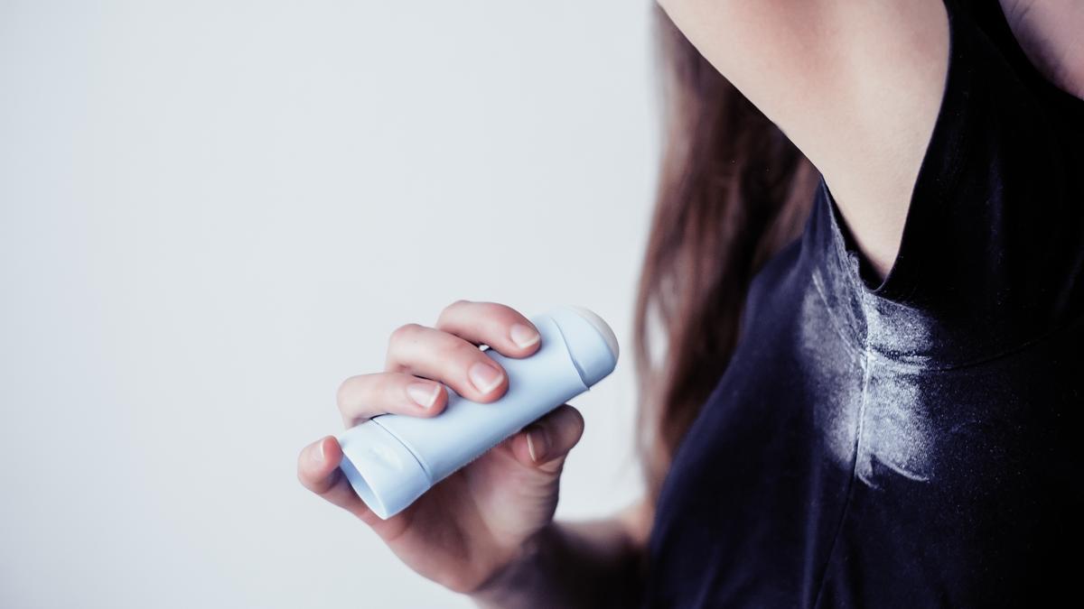 Trucos limpieza: Los trucos para eliminar de las manchas acartonadas de  desodorante de las axilas de tu ropa