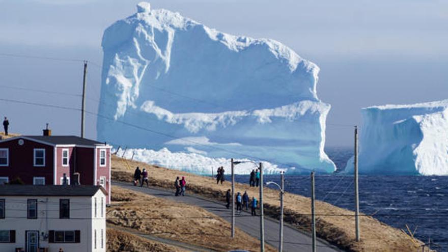 El iceberg, ante el pueblo.