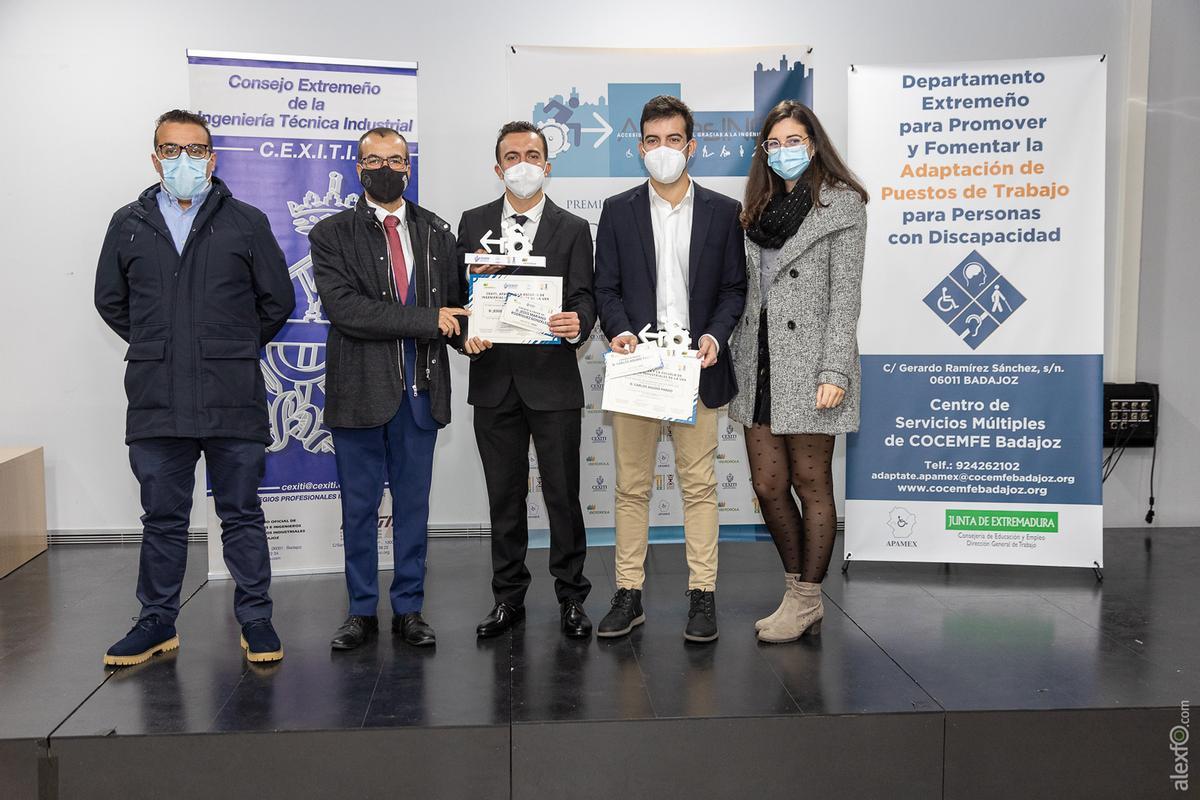 Alumnos y profesores exhiben los galardones recibidos.