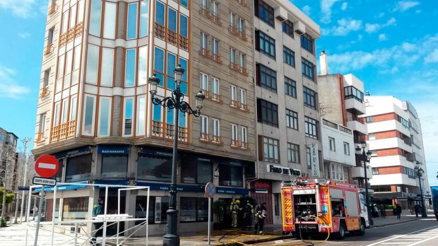 El edificio de Baiona afectado por el incendio // J. Lores