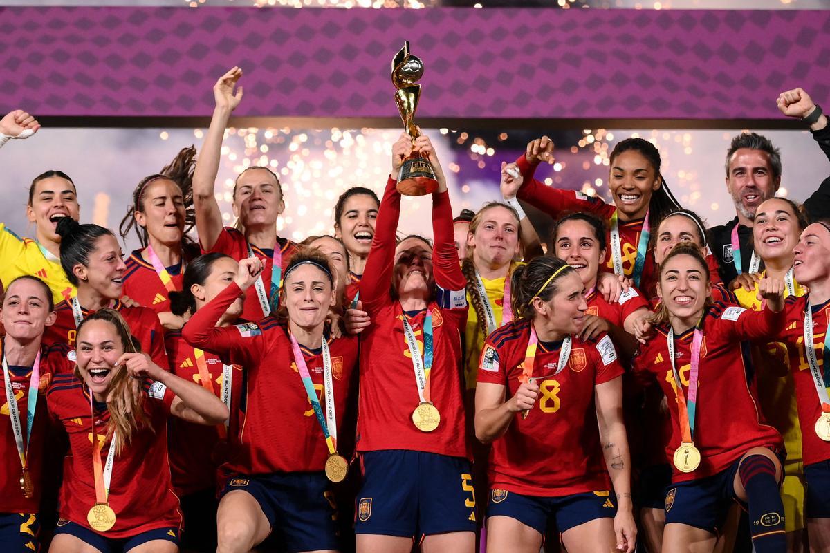 La capitana de España, Ivana Andrés, levanta el título de campeonas del mundo.