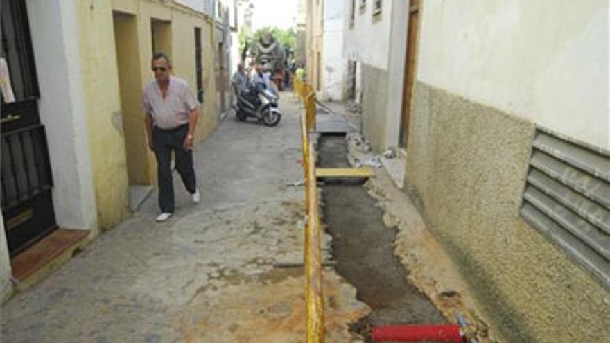 Los vecinos de la calle Nidos aún esperan su peatonalización