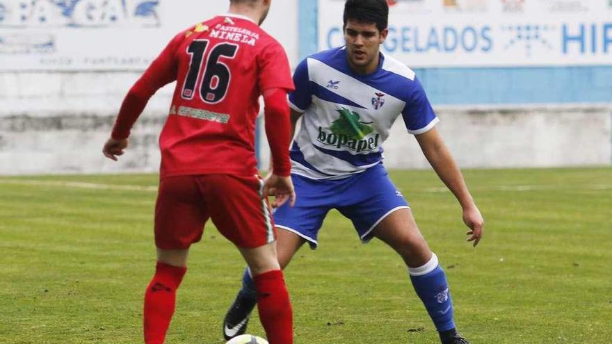 Un jugador del Estradense encara a un rival durante el partido de ayer en A Lomba. // Alba Villar