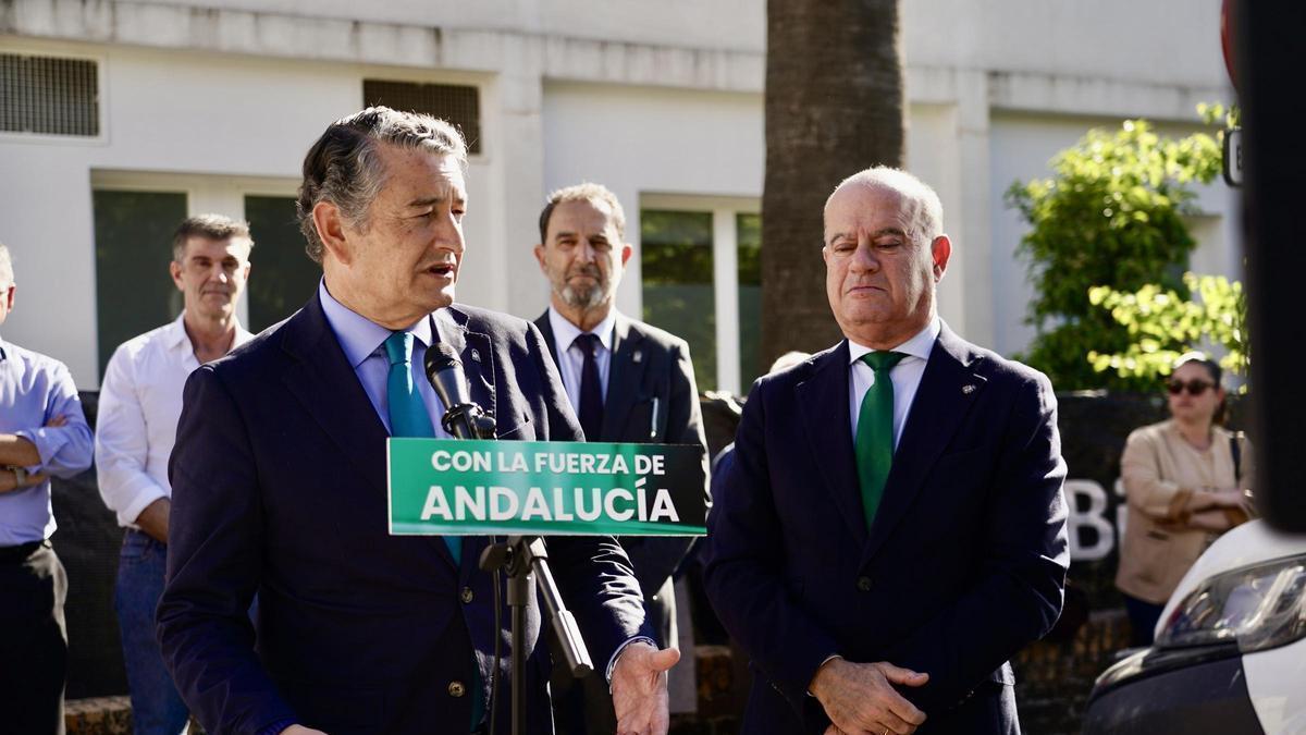 El coordinador del Área de Sanidad, Presidencia y Emergencias del PP andaluz Antonio Sanz, atiende a los medios tras la visita al centro de salud en Antequera.