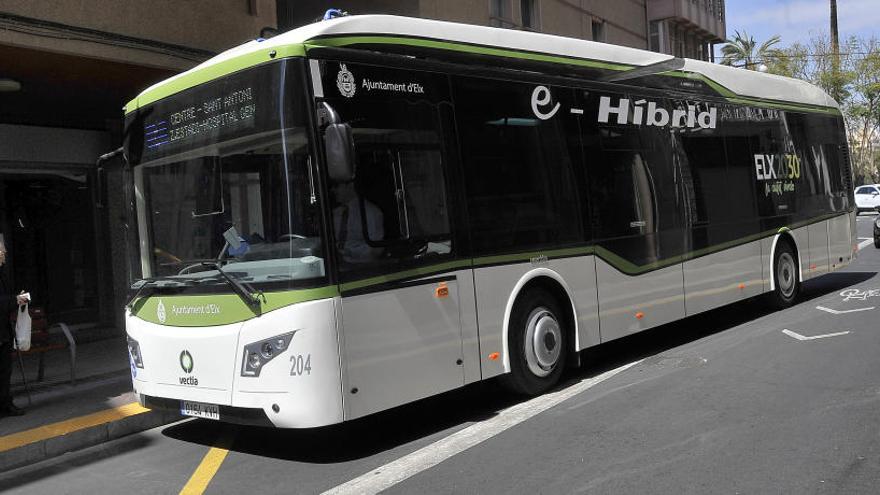 Uno de los autobuses híbridos que recientemente ha adquirido Elche.