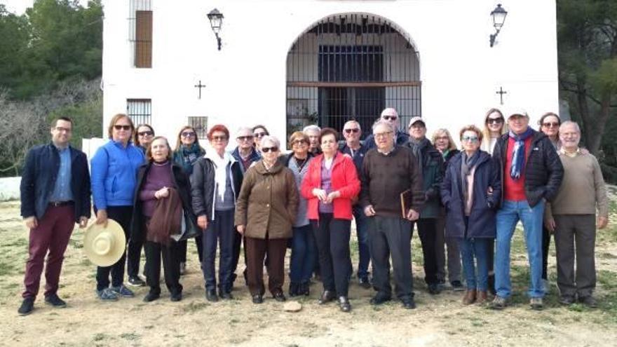 Los asistentes a la subida a las ermitas, ante la de Santa Anna.