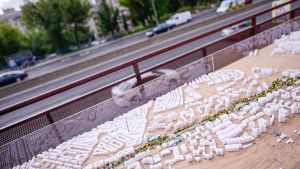 Vista de la A5 a su entrada a Madrid junto a una maqueta del futuro Paseo Verde del Suroeste cuando la autovía quede soterrada.