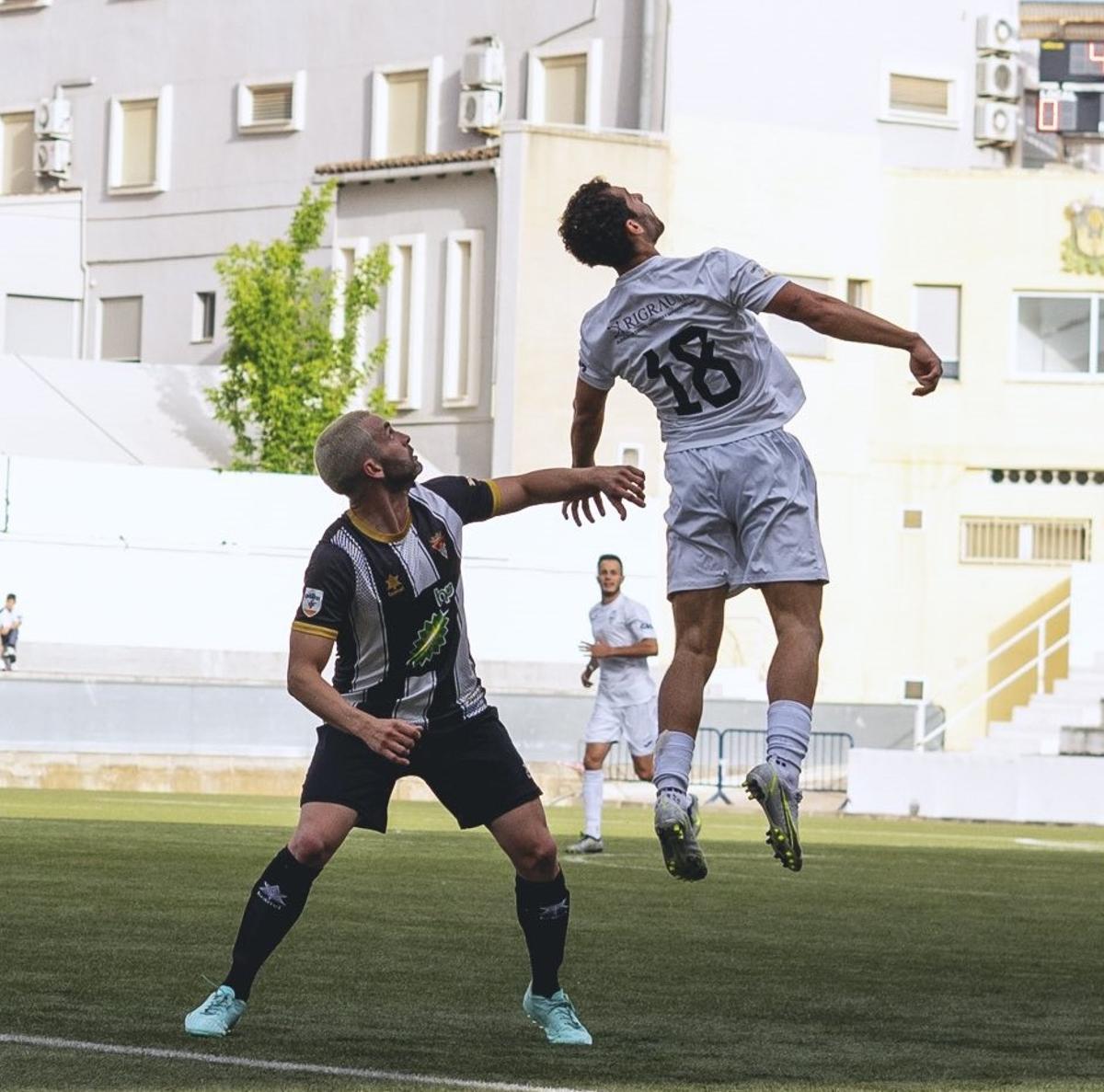 Olímpic y Almazora pugnan por el balón en la ida de la semifinal en la Murta.