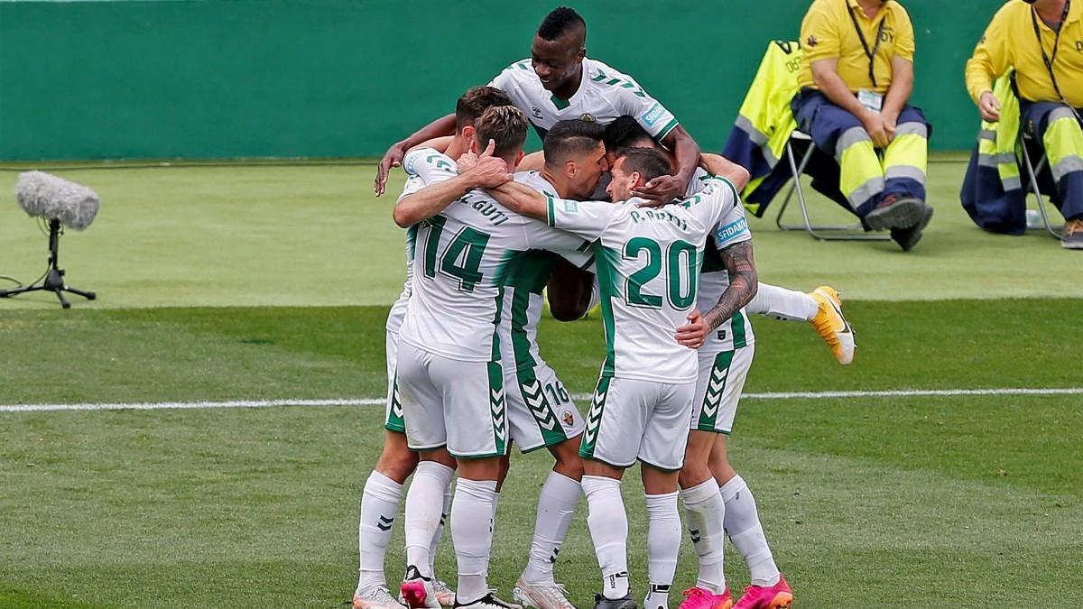 Los jugadores del Elche celebrando el gol de Boyé