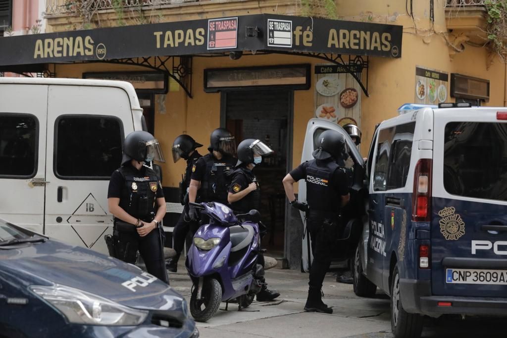 Operación antidroga en la plaza Atarazanas con dos detenidos