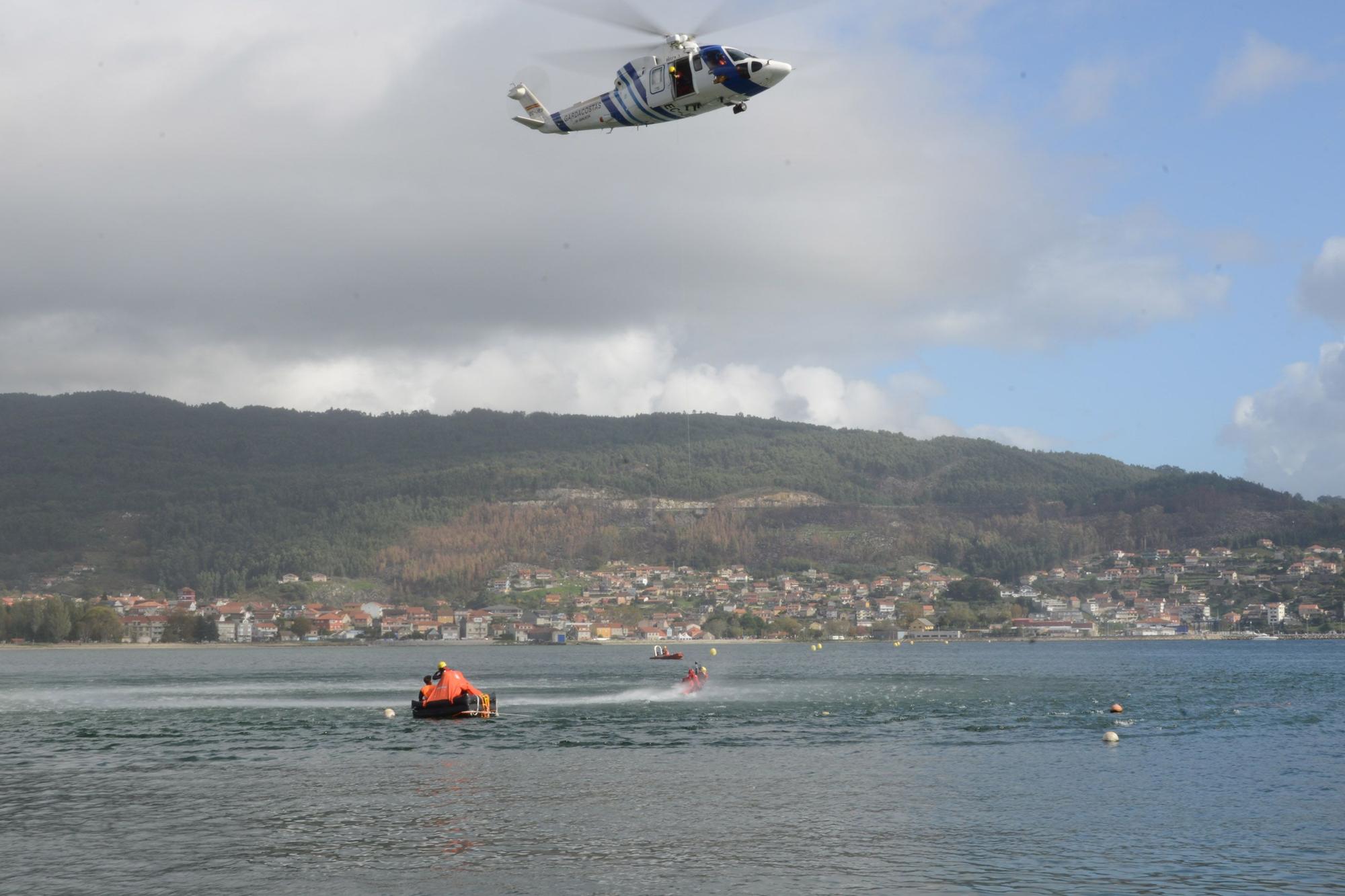 Escenas del simulacro de rescate frente a Moaña.