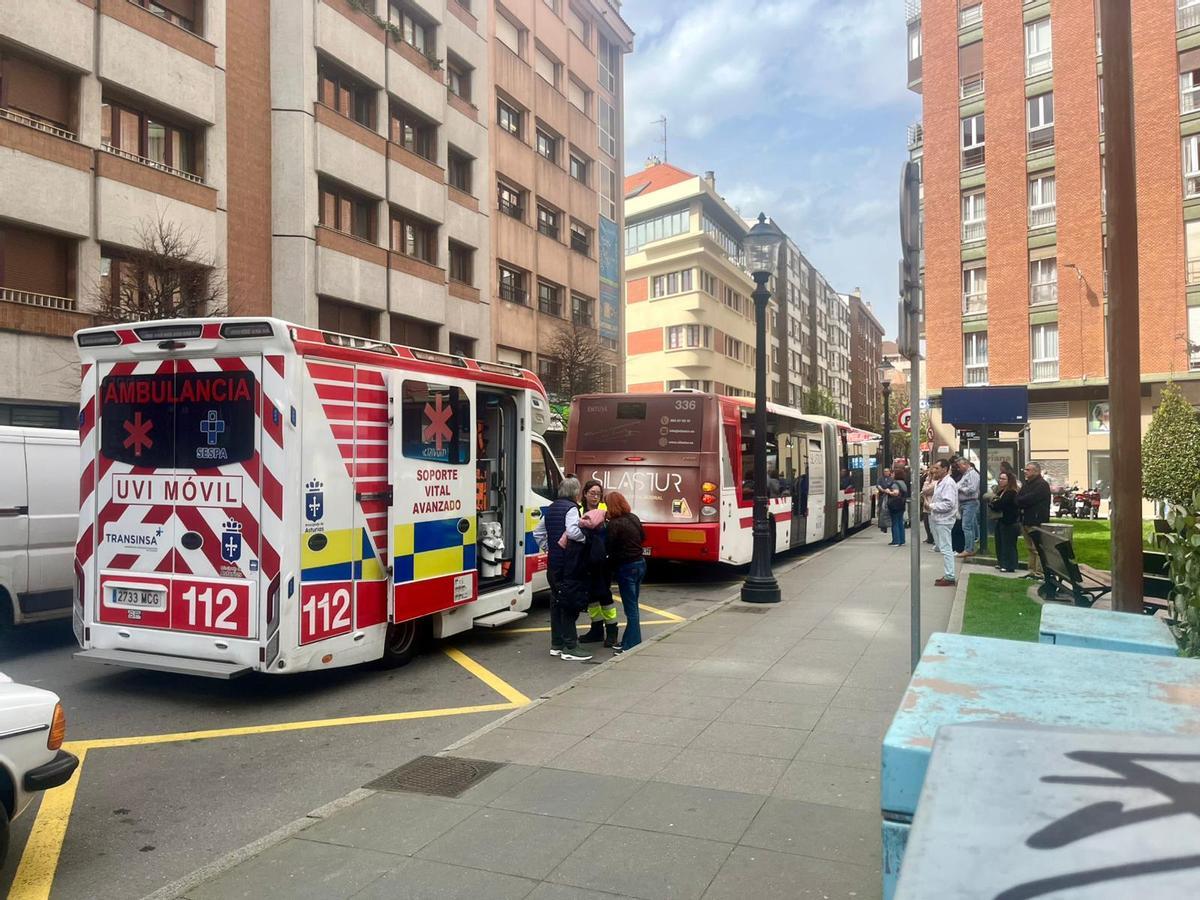 Los sanitarios, en la parada de Los Capuchinos.