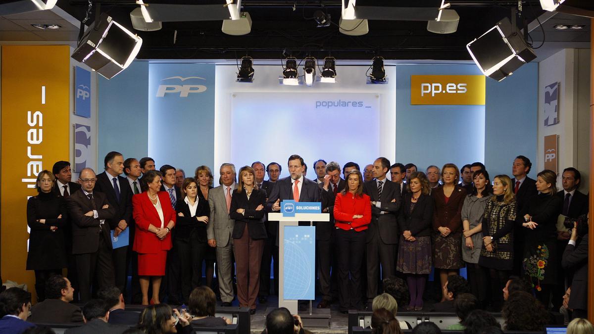 Mariano Rajoy comparece en rueda de prensa en Génova, arropado por dirigentes del PP, después de presidir el comité ejecutivo tras los primeros arrestos por la trama 'Gürtel'.