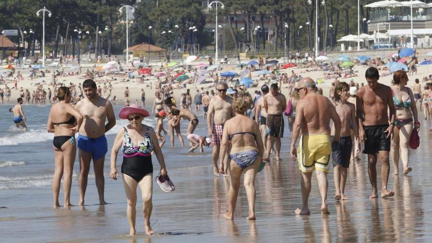 Playistas disfrutan del buen tiempo en Samil. // A. Villar