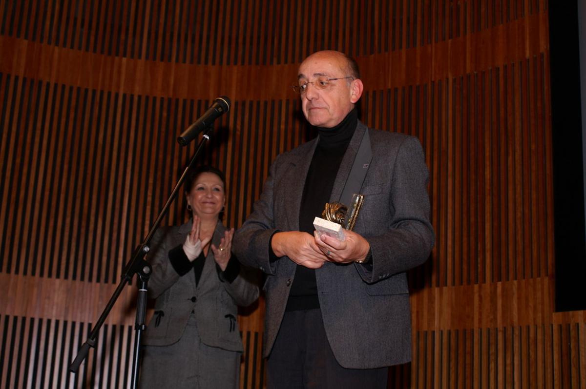 El doctor Claudio Zavanella y, al fondo, Julia Cárdenas, fundadora de Tierra de Hombres en España.