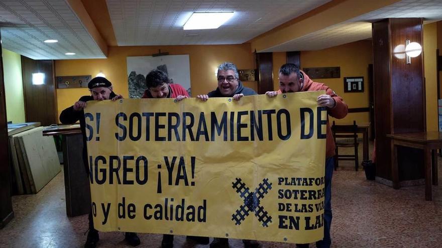 Integrantes de la Plataforma por el Soterramiento, con la pancarta que exige la conclusión de la obra.