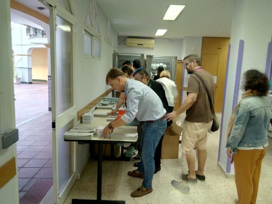 Mesa electoral en el colegio Emilio Prados de El Palo