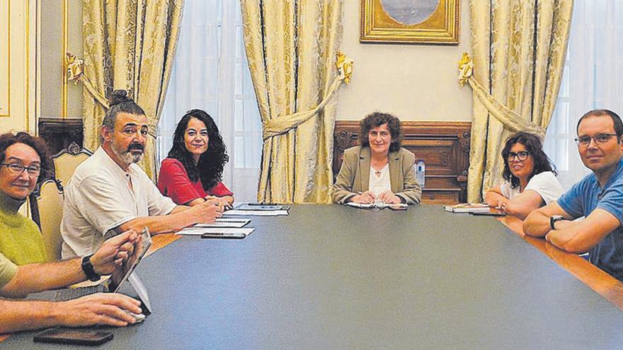 El equipo de gobierno, encabezado por la alcaldesa, se reunió ayer con la directiva de la asociación de vecinos Raigame en el pazo de Raxoi