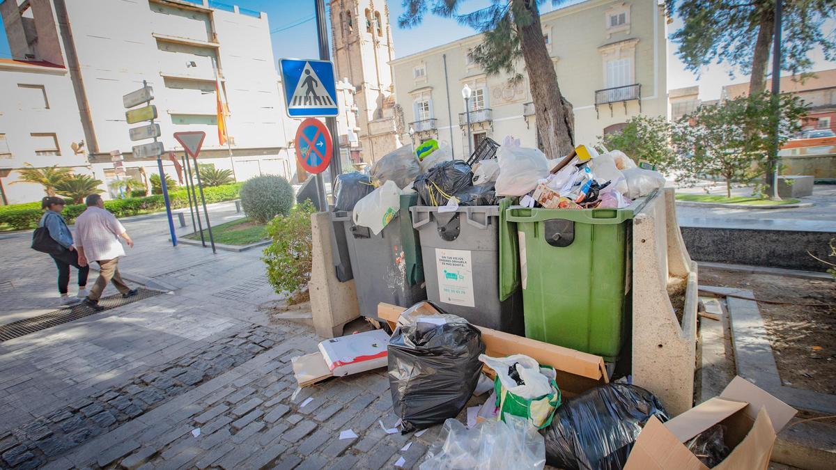 Basura acumulada en contenedores frente al Ayuntamiento de Orihuela, en una imagen de archivo / Tony Sevilla