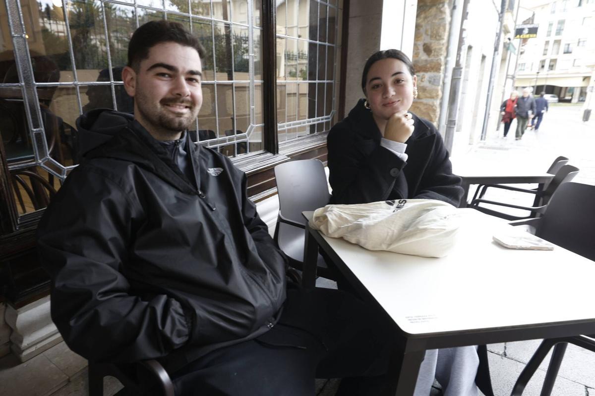 Pelayo Fernández y Ana Sal, en una terraza de la calle Salvador Escandón de Luanco.