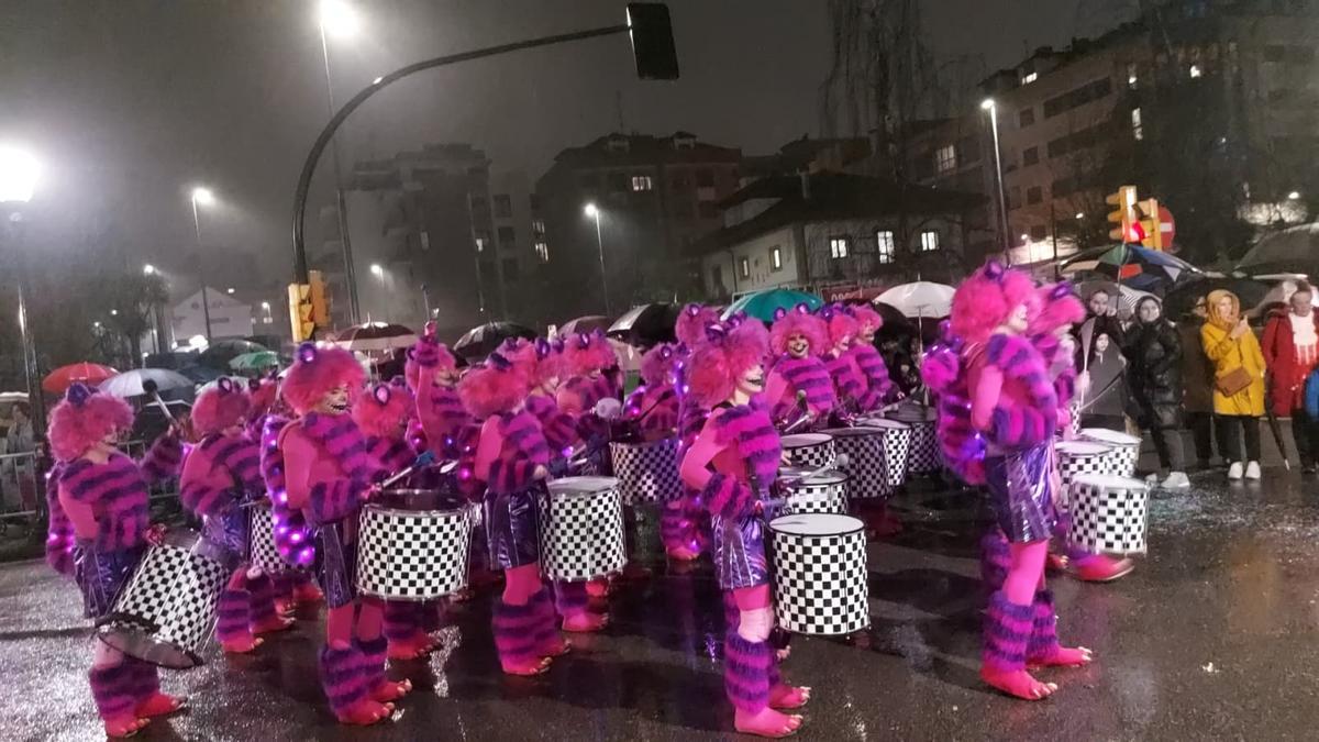 El mundo gatuno de "Folixa pa Toos" quiere "arañar" una victoria en el concurso de charangas.