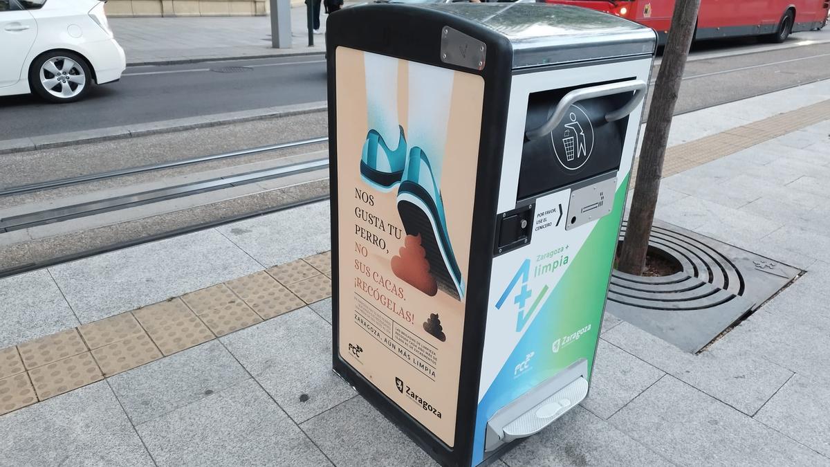 Así son las nuevas papeleras inteligentes que ya han llegado a las calles de Zaragoza.