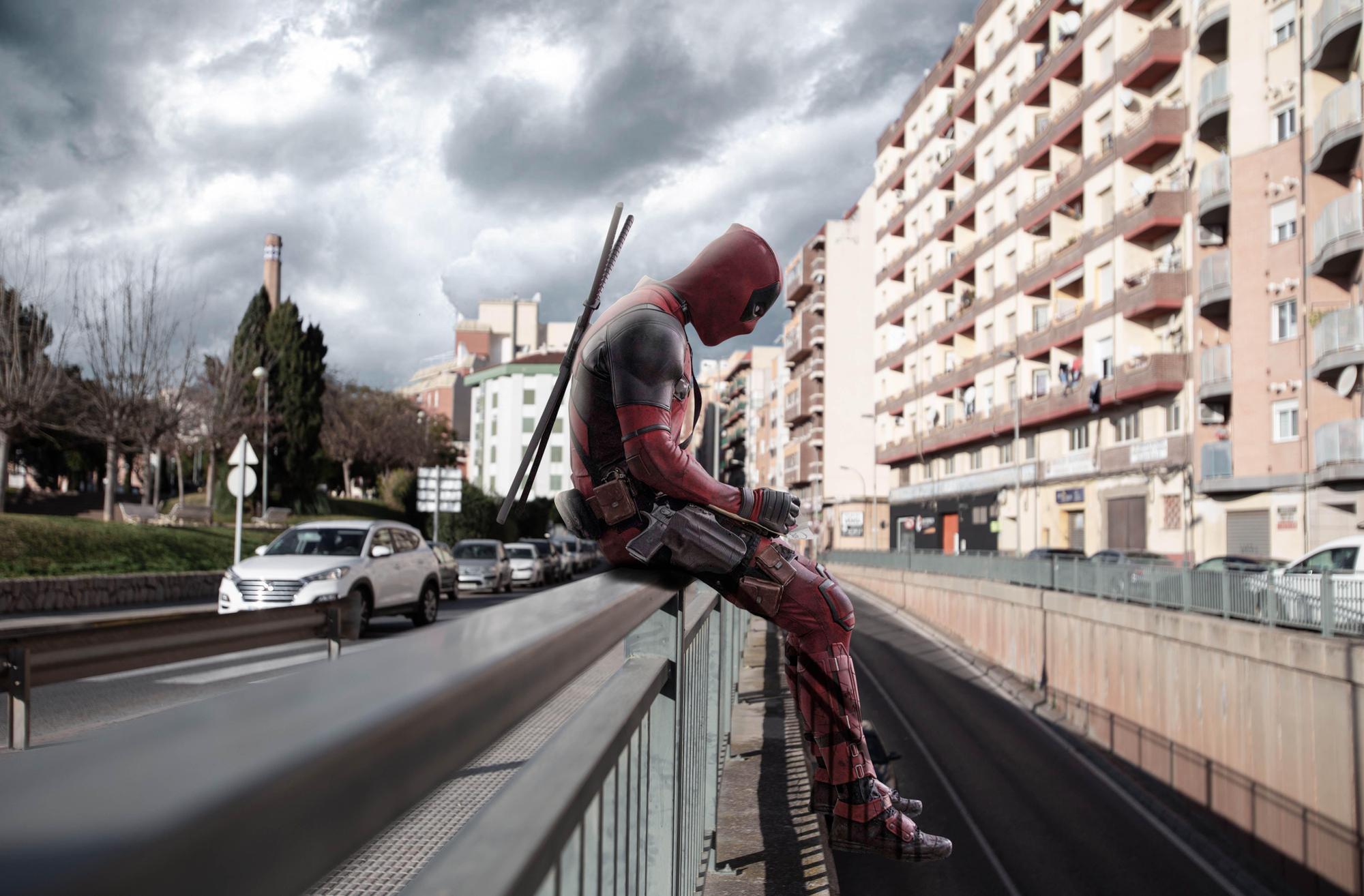 Deadpool, sentado en la valla del túnel de entrada a Onda.